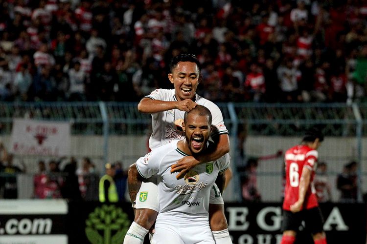 Kekompakan pemain Persebaya Surabaya, Rendi Irwan (atas) dan David da Silva (bawah).