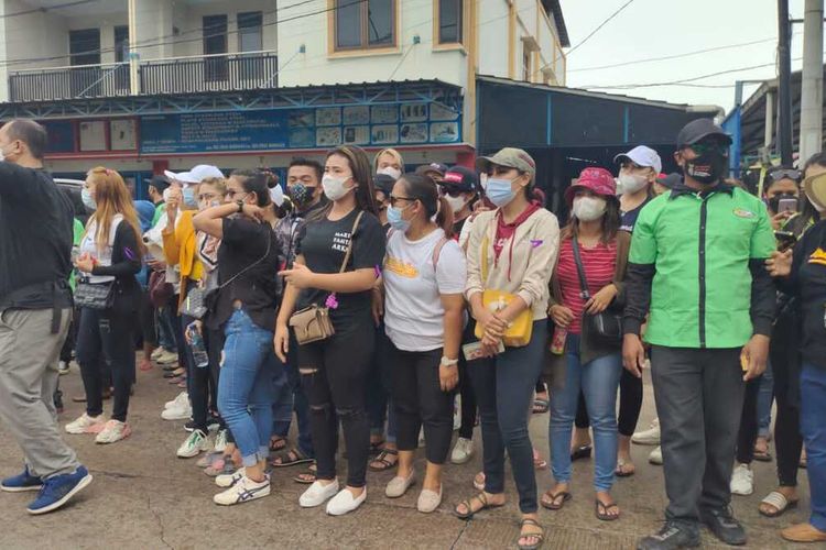 Pekerja tempat hiburan malam dan pemandu lagu melakukan aksi menolak pembongkaran gedung yang dijadikan tempat mereka bekerja di Jalan Lingkar Selatan, Kecamatan Kramatwatu, Kabupaten Serang, Banten.