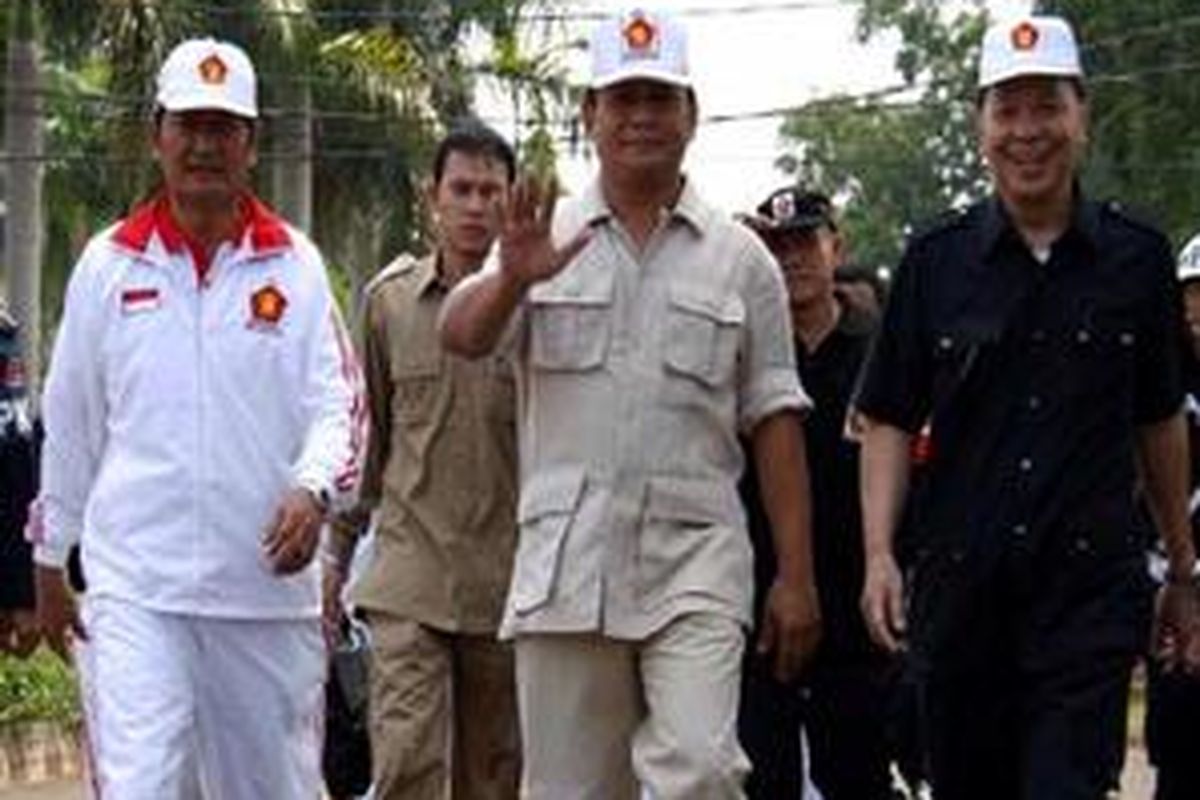 Ketua Dewan Pembina Partai Gerakan Indonesia Raya (Gerindra), Prabowo Subianto (tengah) bersama Ketua Umum Partai Gerindra, Suhendra (kiri) membuka orientasi Candradimuka 1 kepada calon legislatif (caleg) dan kader partai di Lapangan Bumi Perkemahan Cibubur, Jakarta Timur, Sabtu (11/10). Konsolidasi partai baru ini diikuti 1.349 calon legislatif (caleg) dan kader dari seluruh Indonesia.