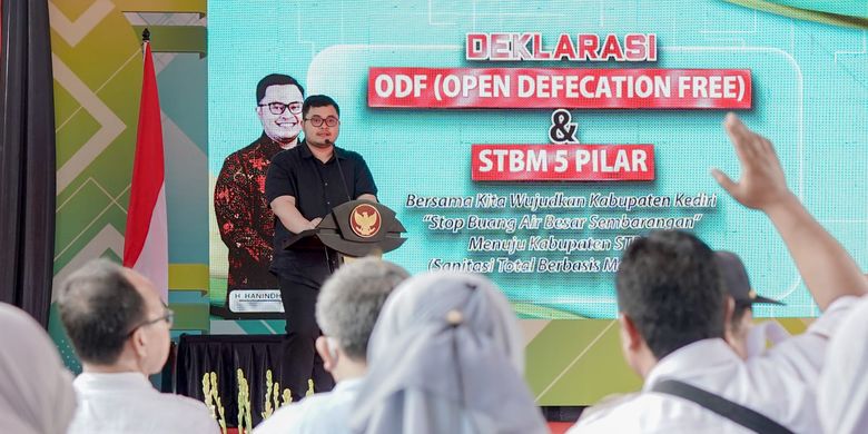Bupati Kediri Hanindhito Himawan Pramana atau Mas Dhito dalam acara deklarasi Open Defecation Free (ODF) di Ringinrejo, Kabupaten Kediri, Rabu (21/6/2023).

