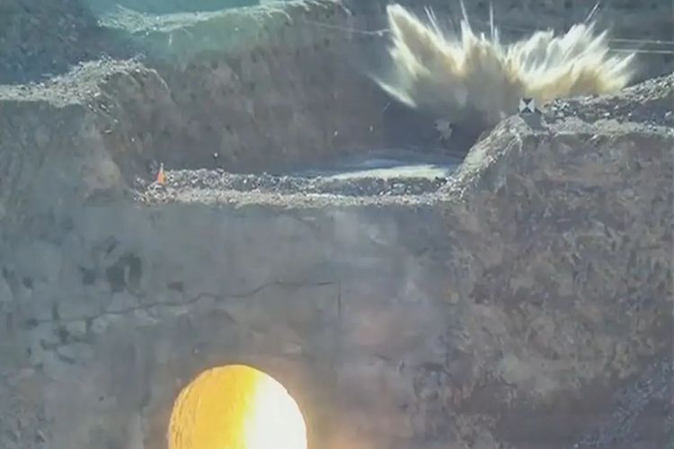 GBU-57 terlihat menabrak situs nuklir Iran dan melepaskan kilatan cahaya.