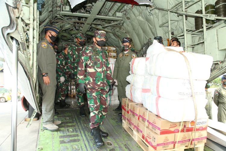 Panglima TNI Marsekal TNI Hadi Tjahjanto tengah mengecek pasokan bantuan kemanusiaan di Base Ops Pangkalan Udara (Lanud) Halim Perdanakusuma, Jakarta Timur, Selasa (12/5/2020).