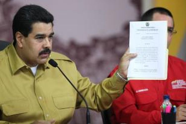 Presiden Venezuela Nicolas Maduro dalam pidato kenegaraan yang isinya antara lain adalah upaya pemerintah untuk mengendalikan harga mobil.