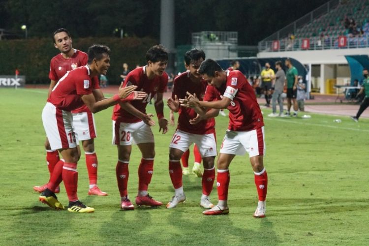 Pemain timnas Indonesia merayakan gol saat melawan Kamboja pada laga Grup B Piala AFF 2020, Kamis (9/12//2021).