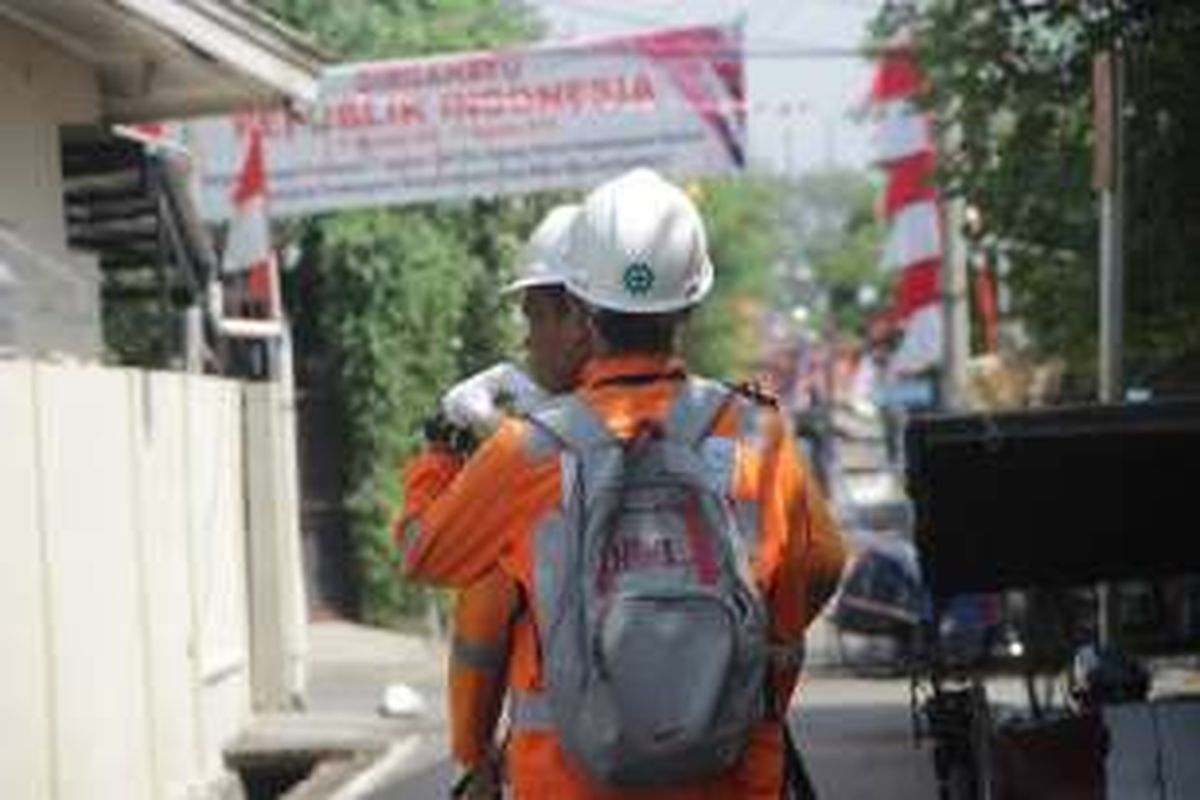 Dua petugas leak survey PGN berjalan menyusuri kawasan Kesambi, Cirebon saat hari kemerdekaan, Rabu (17/8/2016).