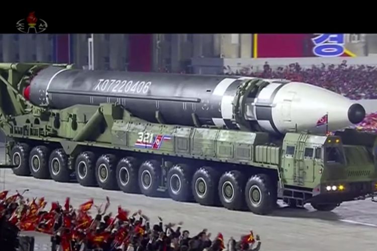 Ilustrasi rudal balistik. Gambar yang berasal dari tangkapan layar tayangan kanal televisi Korea Utara, KRT, menunjukkan rudal balistik antar benua (ICBM) terbaru yang dipunyai Korea Utara, dipamerkan dalam parade militer untuk merayakan 75 tahun Partai Buruh di Lapangan Kim Il Sung, Pyongyang, pada 10 Oktober 2020.