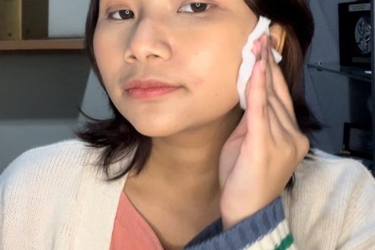 model sedang membersihkan makeup menggunakan micellar water