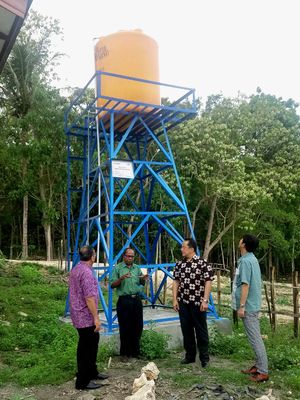 Ketua Dewan Pengawas YAHM Markus Budiman (kanan kedua) didampingi Anggota Dewan Pengawas YAHM Takashi Yasima (kanan) dan Ketua Pengurus YAHM I Putu Astawa (kiri) meninjau tempat penampungan air bersih di Desa Sahraen, Kec. Amarasi Selatan, Kab. Kupang, Kamis (16/11/2017).