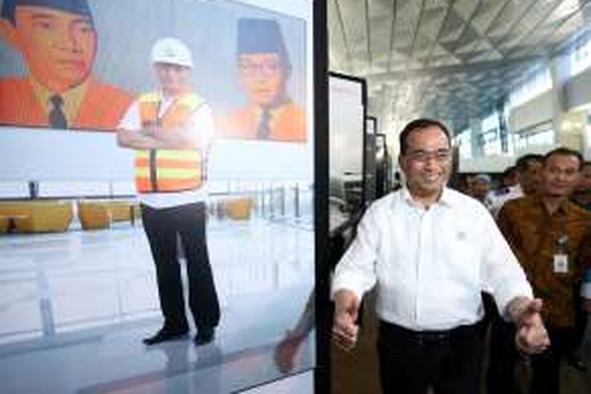 Menteri Perhubungan, Budi Karya Sumadi meninjau Terminal 3 Ultimate Bandara Soekarno-Hatta, Tangerang, Banten, Selasa (9/8/2016).Terminal 3 Ultimate Bandara Soekarno-Hatta resmi beroperasi sepenuhnya hari ini.