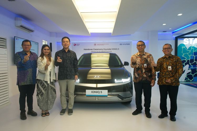 Serah terima Hyundai IONIQ 5 kepada Sekretaris Kementerian Sekretariat Negara Republik Indonesia