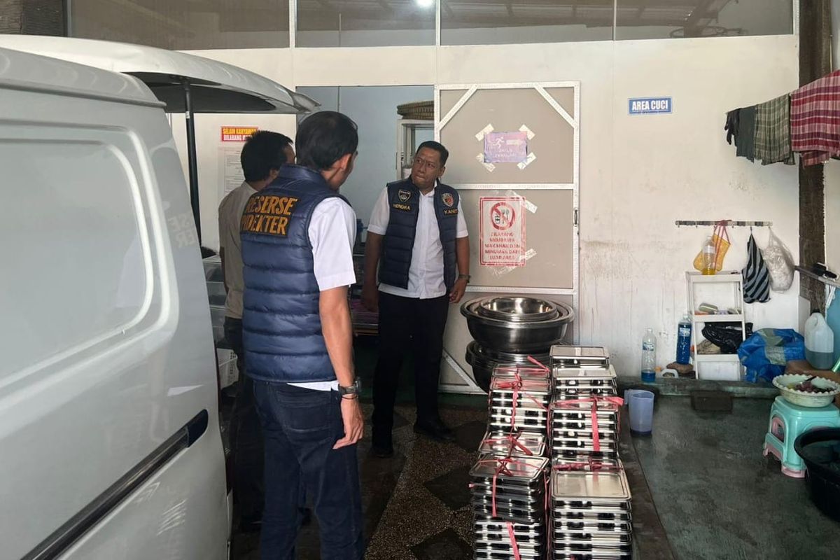 Satgas Pangan Kota Pasuruan dari unsur kepolisian meninjau 2 SPPG guna mengantisipasi adanya kelalaian makanan pada Makanan Bergizi Gratis, Rabu (23/09/2025). 