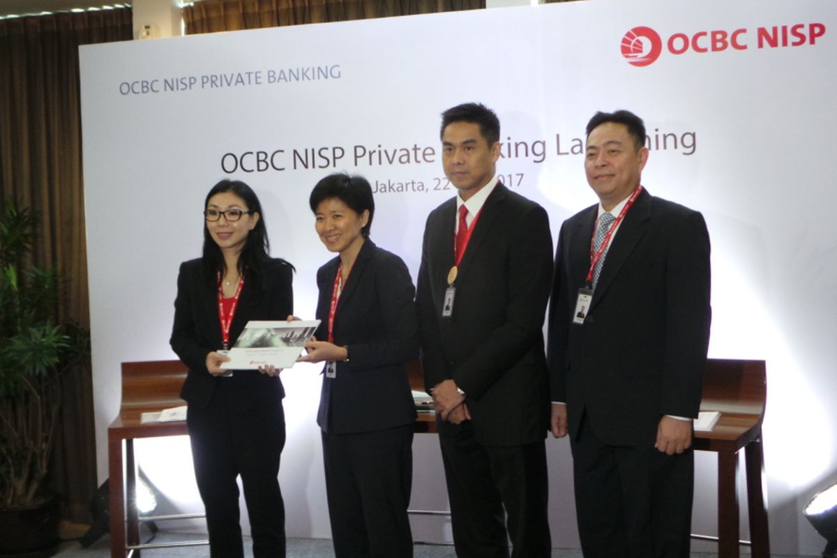 Presiden Direktur Bank OCBC NISP Parwati Surjaudaja (kedua kiri) meluncurkan Private Banking, di NISP Tower, Jakarta Selatan, Senin (22/5/2017). 