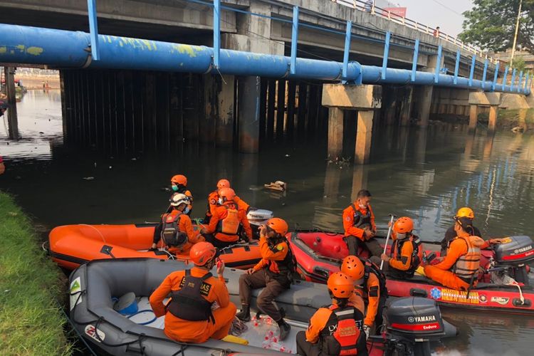 Senin (30/8/2021), tim Search and Rescue (SAR) gabungan memperluas area pencarian Solihin (20), pria yang tenggelam di Kanal Banjir Barat (BKB), tepatnya di Jalan Latumenten Raya RT 013 RW 01 depan Seasons City, Jembatan Besi, Jakarta Barat pada Minggu (29/8/2021). 