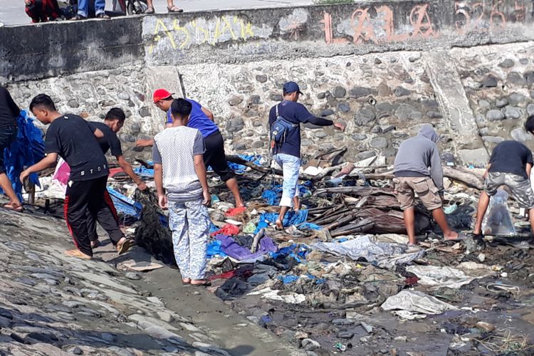 Komunitas bakau kita palopo, melakukan aksi bersih pantai di hari sumpah pemuda di pelabuhan tanjung ringgit dan tempat pendaratan ikan, Minggu (28/10/2018). 