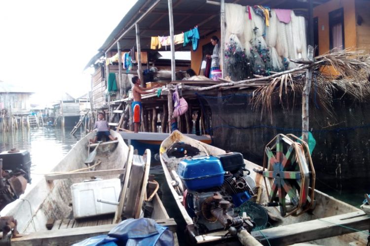 Perkampungan Suku Bajau yang berada di atas permukaan air laut. Mereka mencemaskan angin barat yang bertiup kencang dan laut yang berombak.