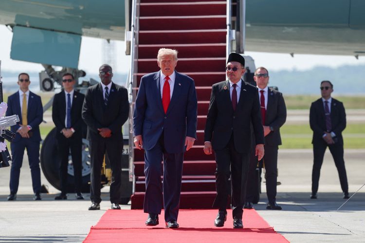 Perdana Menteri Malaysia Anwar Ibrahim menyambut Presiden AS Donald Trump pada pemberhentian pertama kunjungannya ke Asia, di Bandara Internasional Kuala Lumpur di Sepang, Malaysia, 26 Oktober 2025.