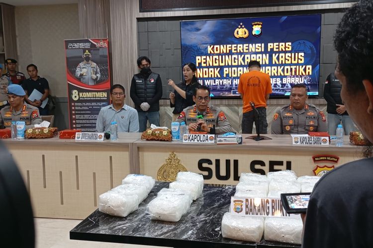 Konferensi persi penyelundupan narkotika jenis sabu seberat 30 kilogram yang akan beredar di wilayah Sulawesi Selatan (Sulsel), Selasa (30/4/2024).