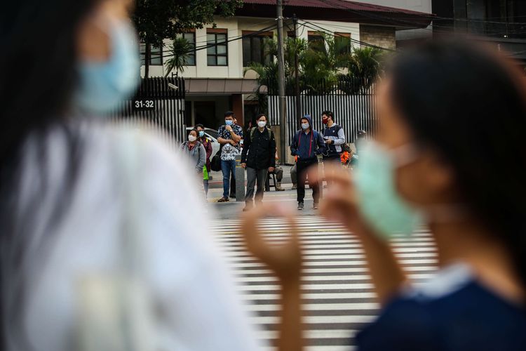 Ada alasan yang lebih rumit selain faktor cuaca dan iklim tropis di balik malasnya orang Indonesia jalan kaki, yaitu masih banyaknya pelecehan yang dialami saat berjalan kaki di ruang publik.