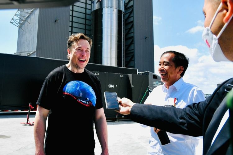 Presiden Joko Widodo bersama Elon Musk di Kantor Space X yang berada  di Boca Chica, Amerika Serikat, Sabtu (14/5/2022).