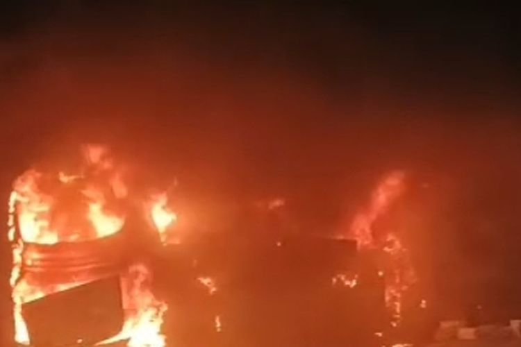 Bus Tunggal Dara Terbakar di Tol Semarang-Solo, 18 Orang Selamat