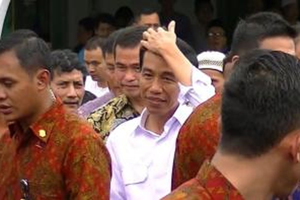 Jokowi usai di Masjid AL WUstho, Solo, Jumat (3/4/2015).