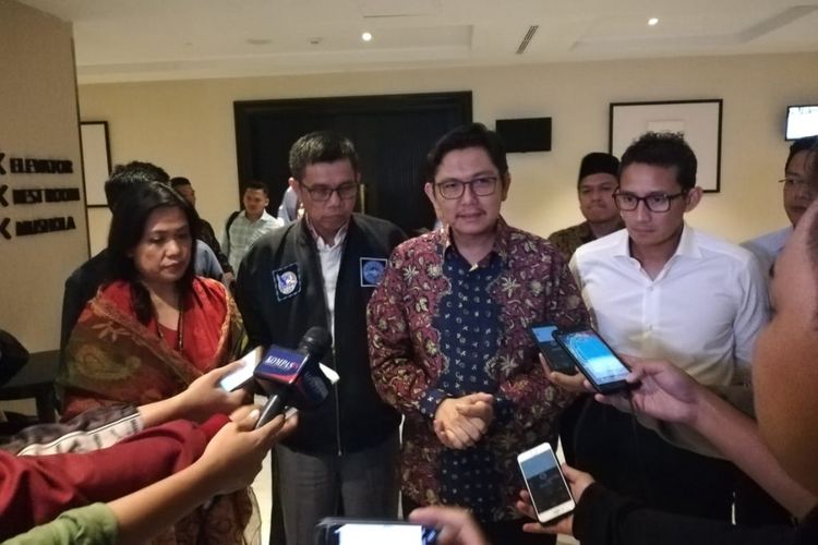 Sekjen PKS Mustafa Kamal (dua dari kanan) menyampaikan hasil pertemuan koalisi dengan cawapres Sandiaga Uno di Hotel Aston, Senin (27/8/2018) malam.