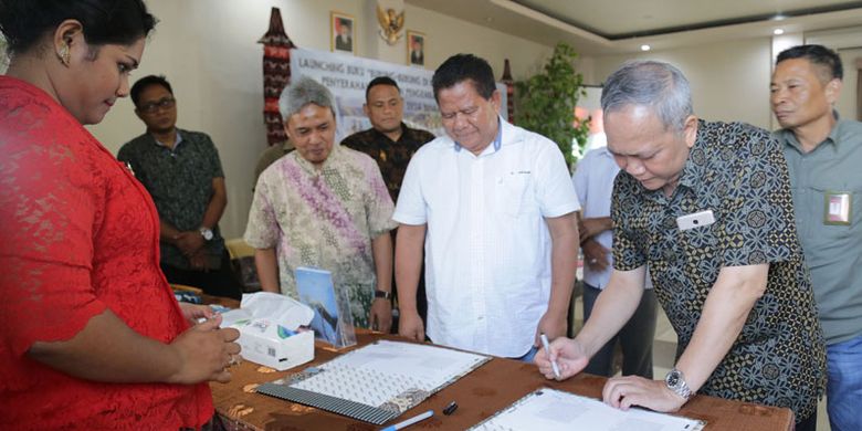 Direktur Jenderal Konservasi Sumber Daya Alam dan Ekosistem (KSDAE) Kementerian Lingkungan Hidup dan Kehutanan (LHK) Ir Wiratno, M.Sc (kanan) bersama Bupati Sumba Timur Drs Gidion Mbilijora, M.Si (tengah) dan Kepala Balai TN Matalawa, Maman Surahman, S.Hut, M.Si (kiri) menandatangani naskah sambutan buku, Sabtu (19/8/2017). 