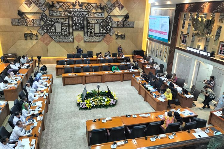 Suasana rapat kerja (raker) Komisi IX DPR bersama Menteri Ketenagakerjaan (Menaker) Ida Fauziyah membahas Tunjangan Hari Raya, Selasa (26/3/2024).