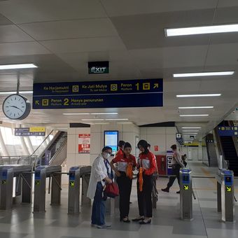 Tripod Turnstile Gate atau gerbang masuk di Stasiun LRT Jabodebek Dukuh Atas