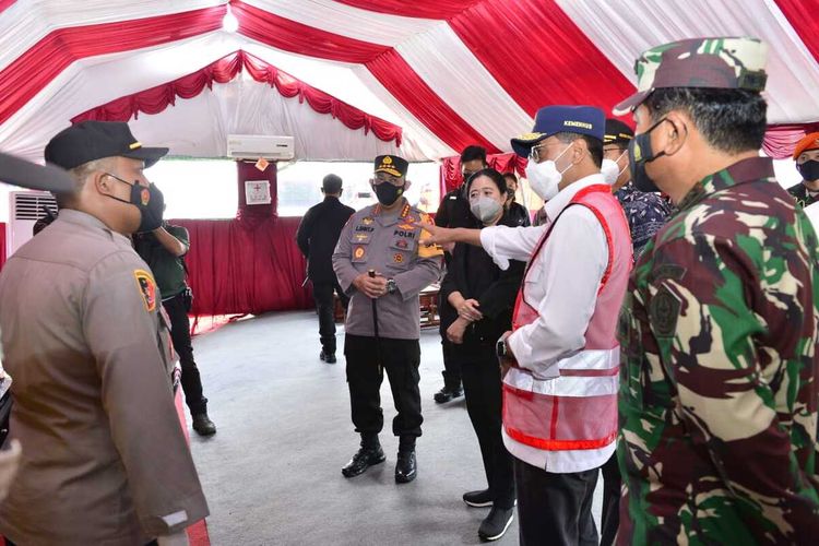 Kapolri Jenderal Listyo dan Menhub Budi Karya Sumadi meninjau posko penyekatan di Pelabuhan Bakauheni, Minggu (9/5/2021). 