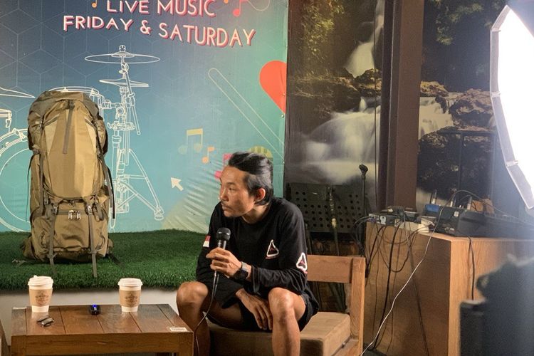 Abd Haris Agam atau yang akrab dikenal Agam Rinjani, salah satu tim evakuasi turis Brasil, Juliana Marins, di jurang Gunung Rinjani saat acara bincang-bincang bersama Consina di Toraja Coffee House Jakarta, Sabtu (28/6/2025).