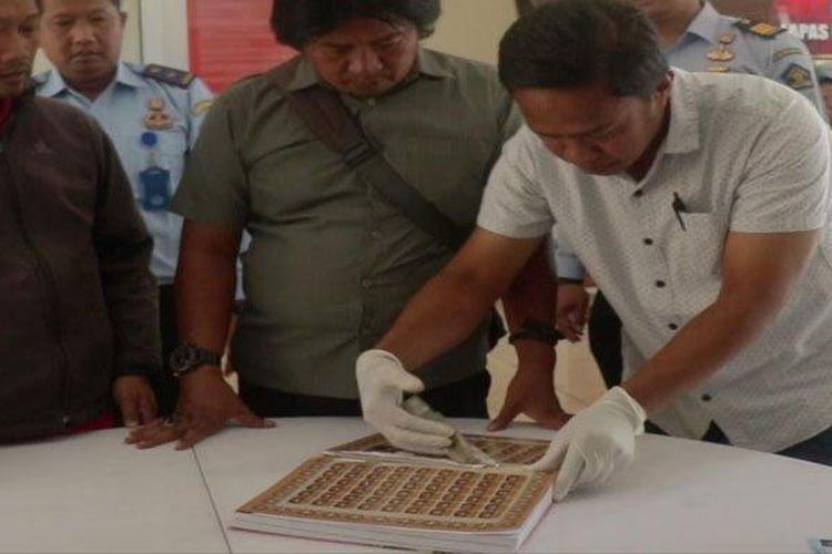 Petugas Lapas Pemuda Madiun menemukan sabu sabu yang diselipkan di Alquran oleh Pasangan Suami Istri asal Kelurahan Pangongangan, Kecamatan Manguharjo, PWG dan JS, Selasa (23/5/2023)
