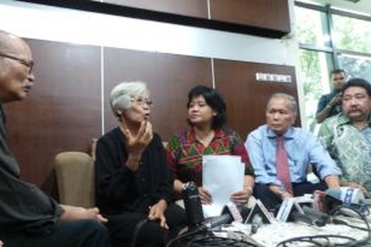 Koalisi Masyarakat Melawan Lupa bertemu dengan Anggota Dewan Pertimbangan Presiden, Albert Hasibuan di kantor Wantimpres, Senin (12/5/2014).