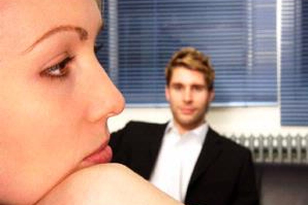 Ia sering kepergok memandangi Anda.