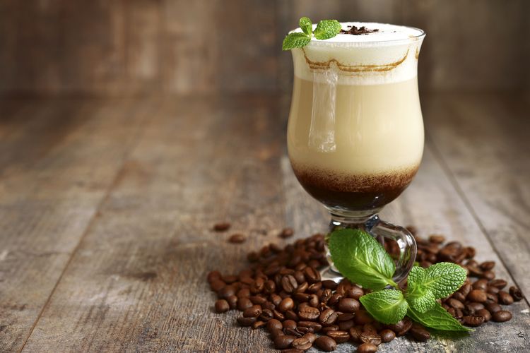 ILUSTRASI - Minuman kopi dengan daun mint. 