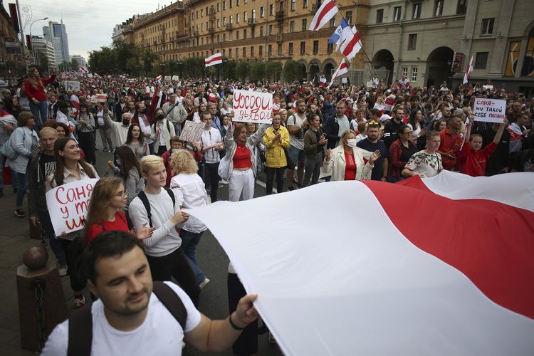 Demonstran membawa bendera lama Belarus saat berunjuk rasa menentang hasil pemilu di Minsk, Belarus, Minggu (6/9/2020). Unjuk rasa akhir pekan itu adalah minggu kelima demonstrasi merebak di Belarus untuk menuntut mundurnya Presiden Alexander Lukashenko, yang mengklaim kemenangan kontroversial di pemilu. Ia telah berkuasa 26 tahun di negara bekas Soviet itu.