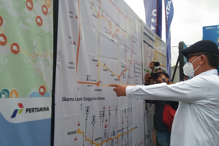 Menteri Energi dan Sumber Daya Mineral (ESDM) Arifin Tasrif mengecek SPBU di Rest Area Kilometer 57 tol Jakarta-Cikampek, Kamis (21/4/2022).