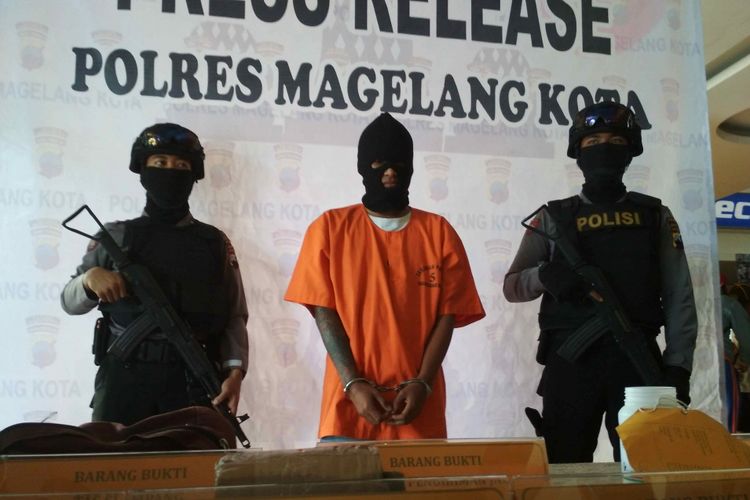 Polres Magelang Kota, Jawa Tengah, mengungkap. penangkapan pengedar pil koplo dengan tersangka R (24), di atrium Artos Mal, Senin (26/2/2018).