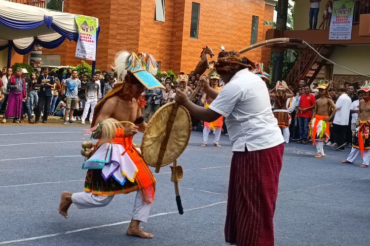 Anjungan Nusa Tenggara Timur di Taman Mini Indonesia Indah (TMII), Jakarta Timur, menggelar Festival Budaya Manggarai, Minggu (25/6/2023).