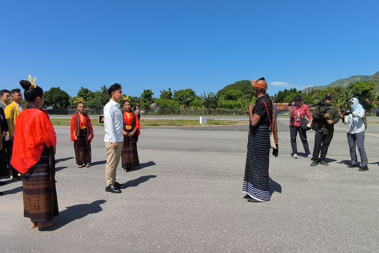 Gibran Tiba di Ende, Disambut Tarian Wanda Pere Ende dan Disematkan Kain Tenun