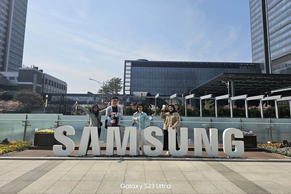 Berfoto ria di logo Samsung di kantor pusat Samsung di Suwon, Korea Selatan.