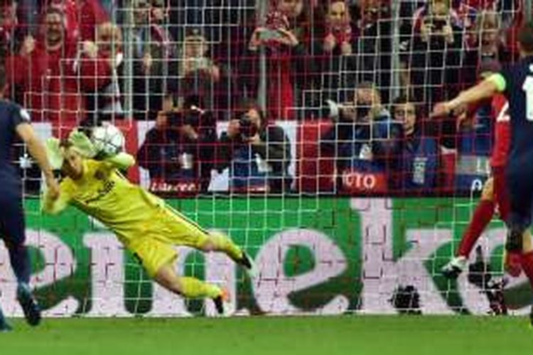 Jan Oblak meggagalkan penalti Thomas Mueller saat Atletico Madrid melawan Bayern Muenchen pada semifinal kedua Liga Champions di Allianz Arena, 3 Mei 2016.