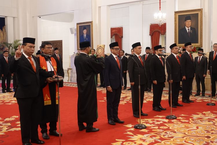 Pengambilan sumpah pada acara pelantikan para menteri dan wakil menteri baru, di Istana Negara, Jakarta, Senin (17/7/2023). Kursi menteri yang paling sering kena reshuffle di era Jokowi.