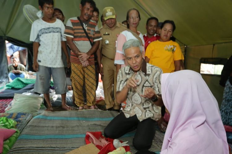 Gubernur Jawa Tengah Ganjar Pranowo saat mengunjungi hunian sementara warga Tambakrejo, Tanjungmas, Semarang Utara, Senin (13/5/2019)