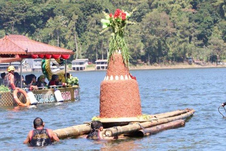 1 Suro, Tumpeng Agung Dilarung di Telaga Ngebel Ponorogo, Rabu (19/7/2023).  (Tribun Jatim/Pramita Kusumaningrum)
