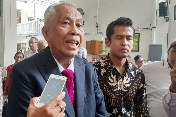 Pengacara OC Kaligis usai mengikuti sidang di Pengadilan Negeri Jakarta Selatan, Rabu (4/12/2019).