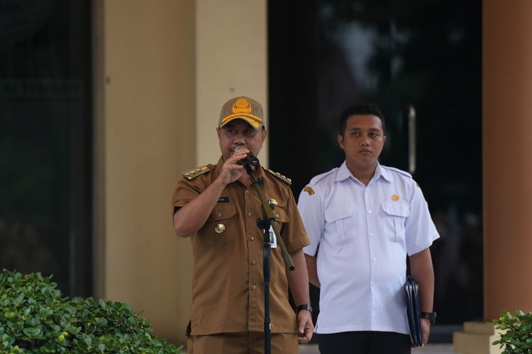 Pjs Bupati HST Faried Fakhmansyah saat memimpin apel gabungan ASN Pemkab HST di Halaman Kantor Bupati HST, Senin (11/11/2024).