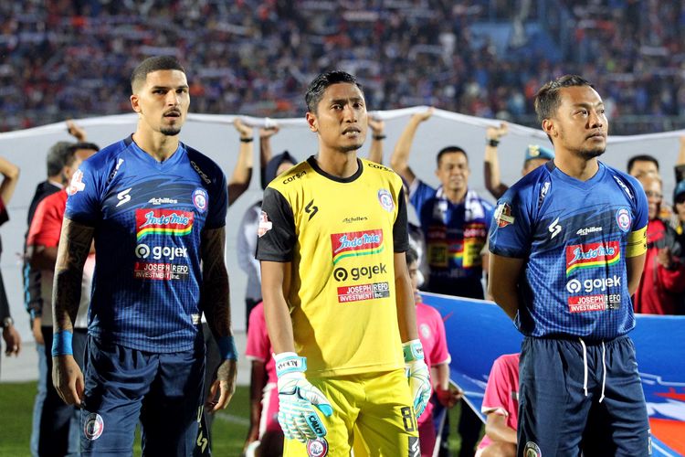 Pemain Arema FC, Arthur Cunha, Sandi Firmansyah dan Hamka Hamzah (kiri-kanan).
