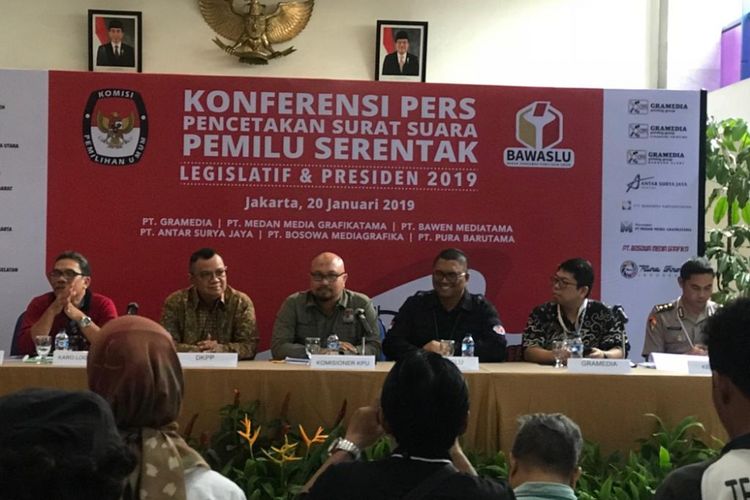 Konferensi pers percetakan surat suara perdana untuk Pemilu 2019 di Kantor Kompas Gramedia, Jakarta Pusat, Minggu (20/1/2019). 