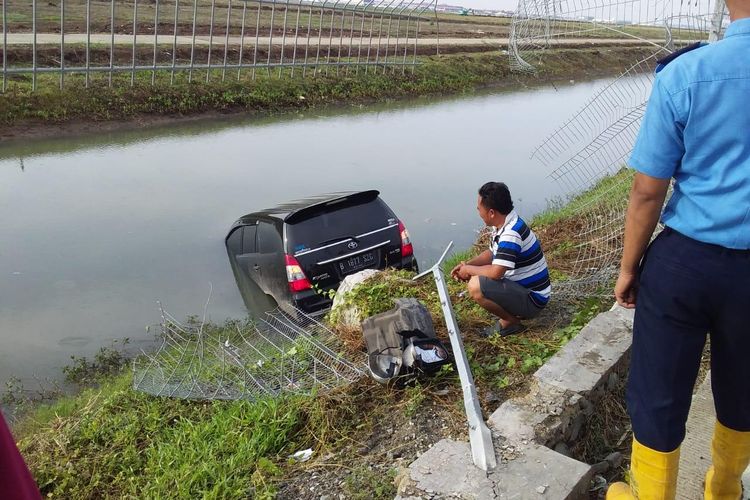 Minibus tercebur ke Parit Jalan Perimeter Utara Bandara Soekarno-Hatta, Minggu (8/12/2019).